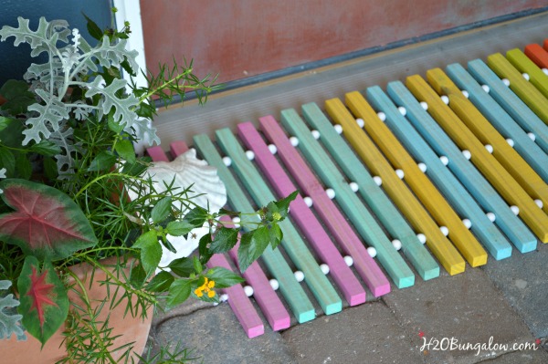 https://h2obungalow.com/2015/05/diy-wood-doormat.html/diy-summer-wood-slat-doormat-h2obungalow