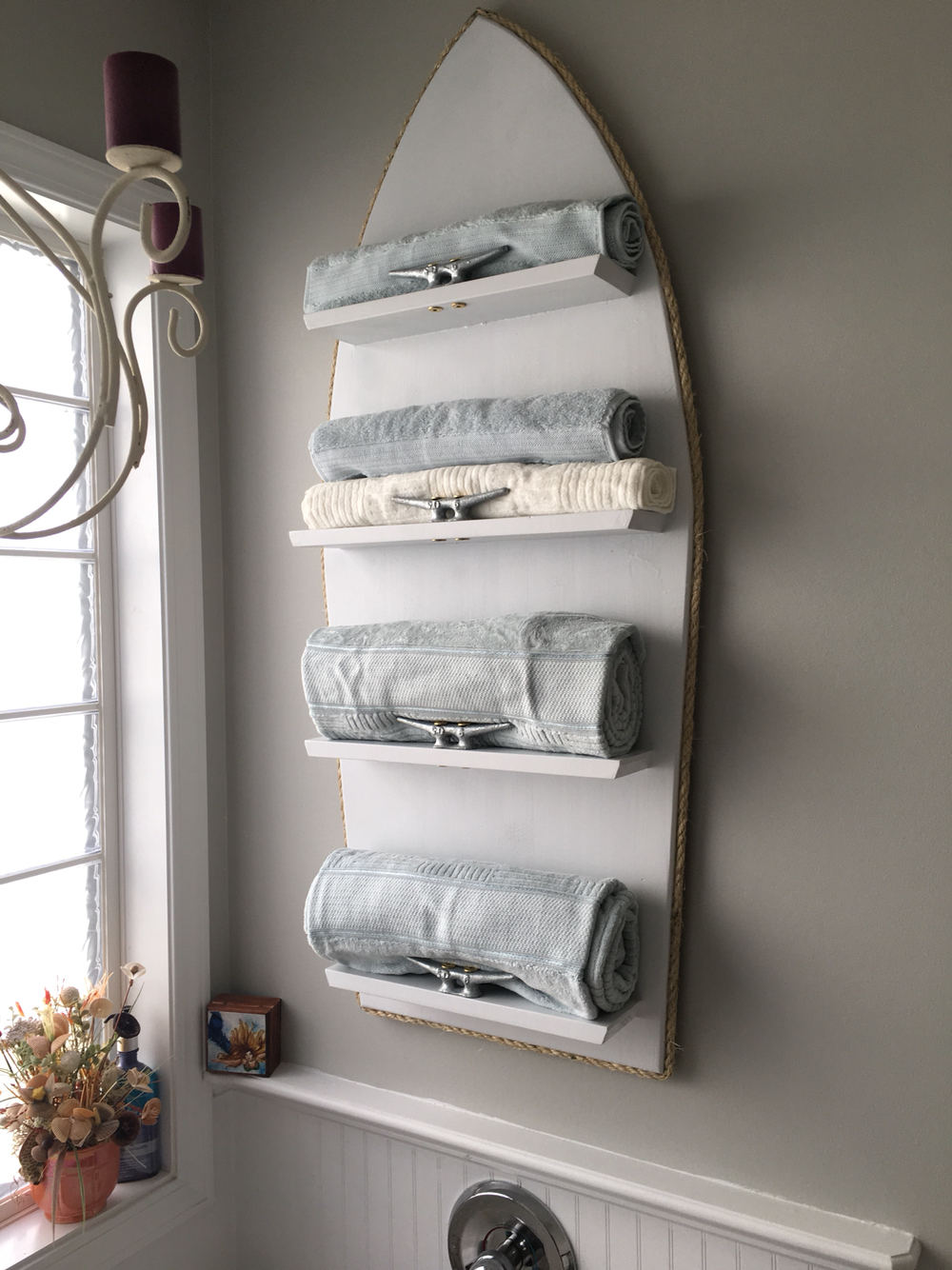 https://h2obungalow.com/2017/03/15-super-creative-boat-cleat-decorating-ideas.html/boat-cleat-towel-holder