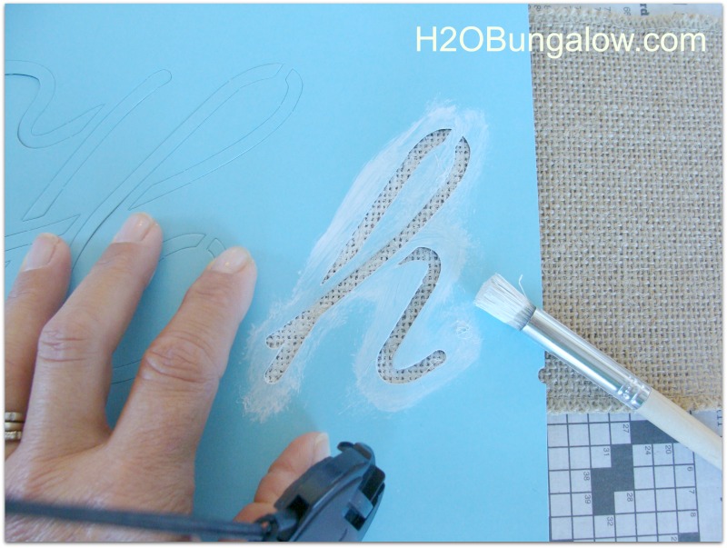stenciling on the no sew burlap table runner 