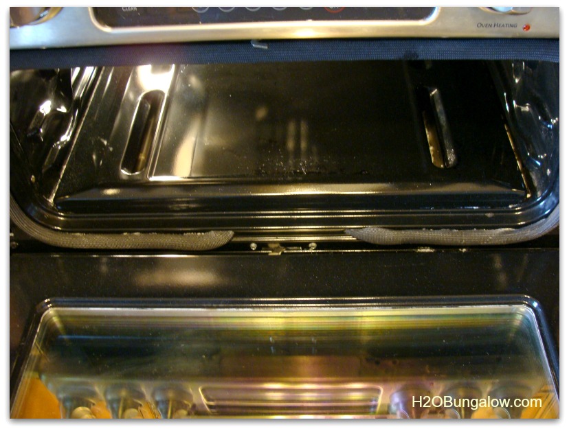 Naturally Clean Your Oven Without Chemicals Using One Common Kitchen Ingredient. It's safe and it's easy. www.H2OBungalow.com #greencleaning #naturalcleaning 