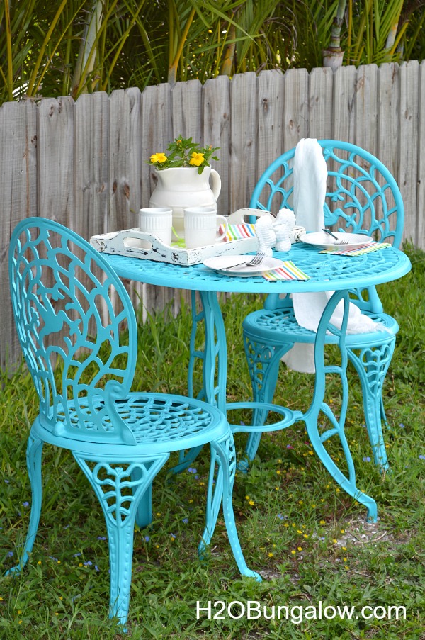 Cafe table makeover with aqua Rustoleum Spray Paint and tutorial to paint metal furniture H2OBungalow #paintedfurniture 