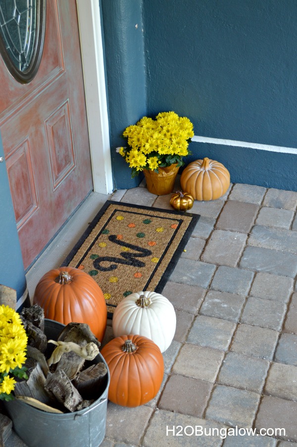 Fall-Front-Door-Vignette-With-DIY-Monogram-Doormat-H2OBungalow