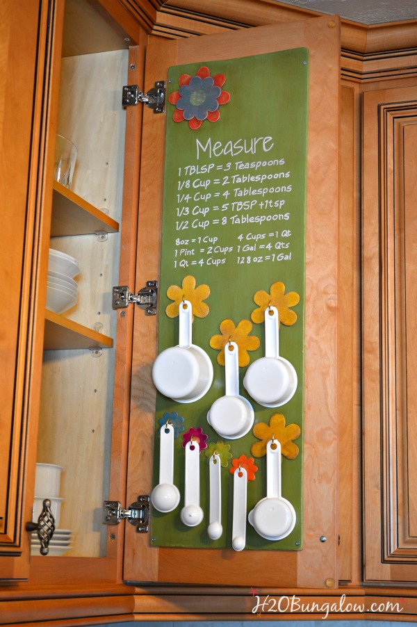 DIY Tutorial to make this measuring cup and spoon that hangs in the kitchen cabinet looks adorbale and keeps everything organized and easy to reach www.H2OBungalow.com