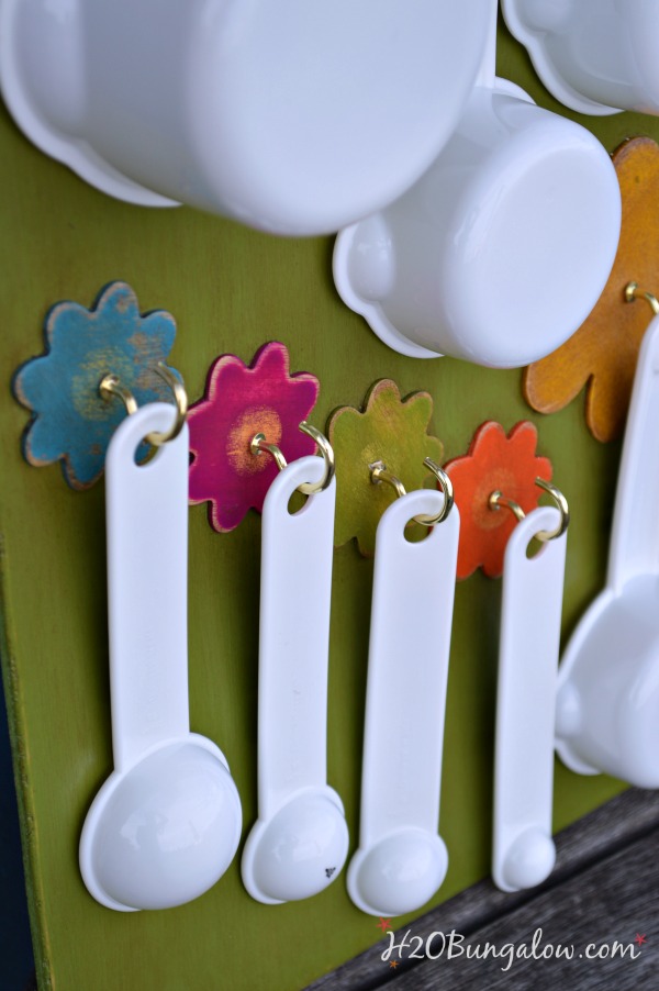 Organizing Measuring Cups and Spoons - Infarrantly Creative