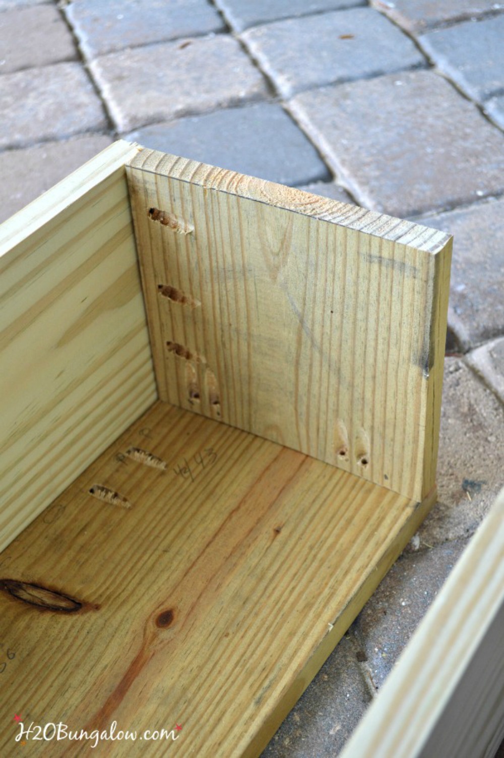 Free DIY plans to make a classic window box -H2OBungalow