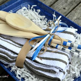 Try these simple painted wood spoons to jazz up a summer BBQ hostess gift www.H2OBungalow