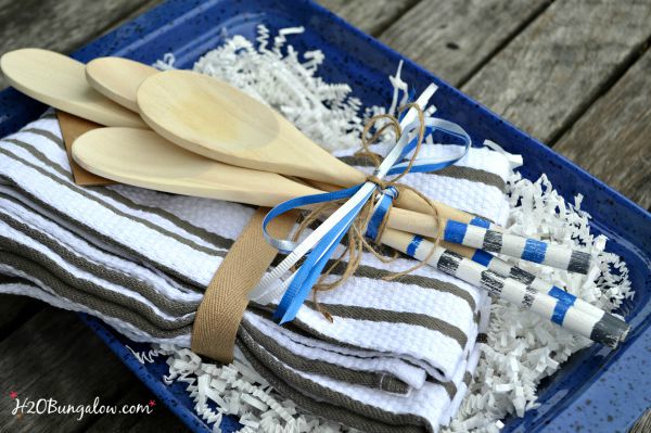 Try these simple painted wood spoons to jazz up a summer BBQ hostess gift www.H2OBungalow