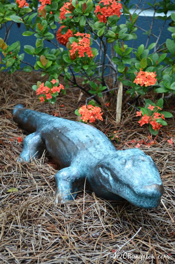 DIY faux bronze garden statue tutorial Paint almost anything to look like real bronze for a fraction of the cost H2OBungalow #fauxpaint #gardendecor