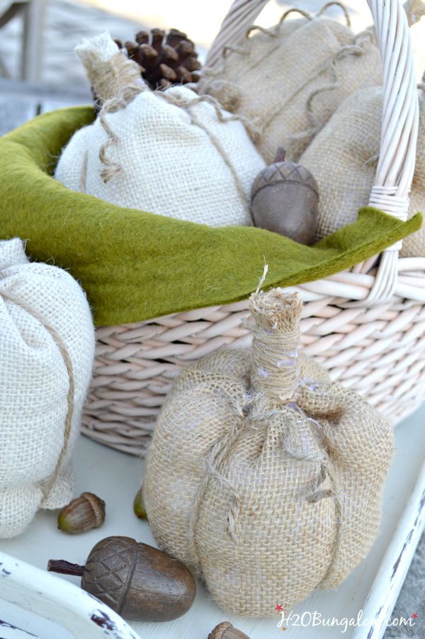 Simple no sew burlap pumpkin tutorial. Whip these darling pumpkins up in no time at all, use as a table decoration, as name tags for place settings or fill a basket for an entryway seasonal vignette. www.H2OBungalow.com #pumpkin #falldecor