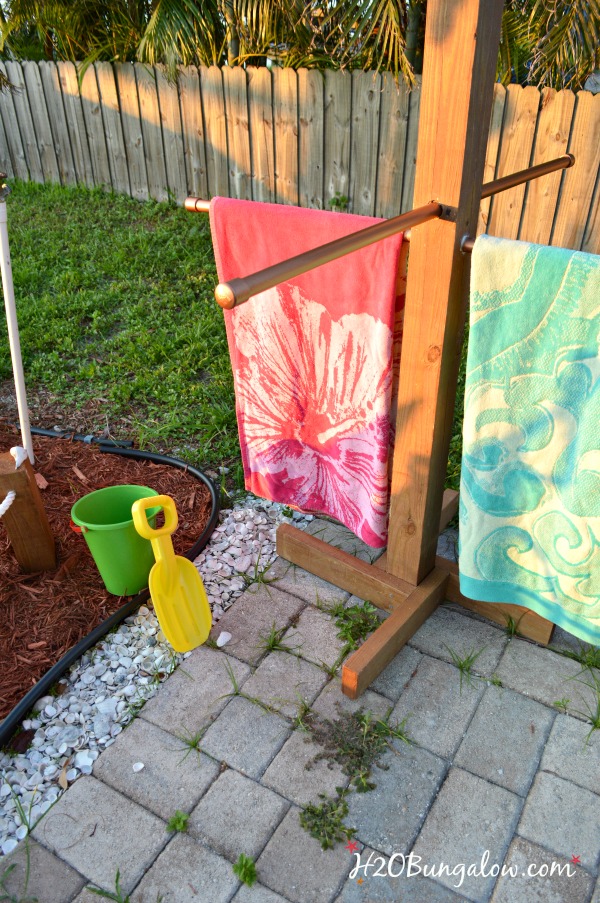 Tutorial to make a DIY outdoor standing towel rack with 3 options for all building levels. Sturdy DIY drying rack and beach towel holder for pool or beach.