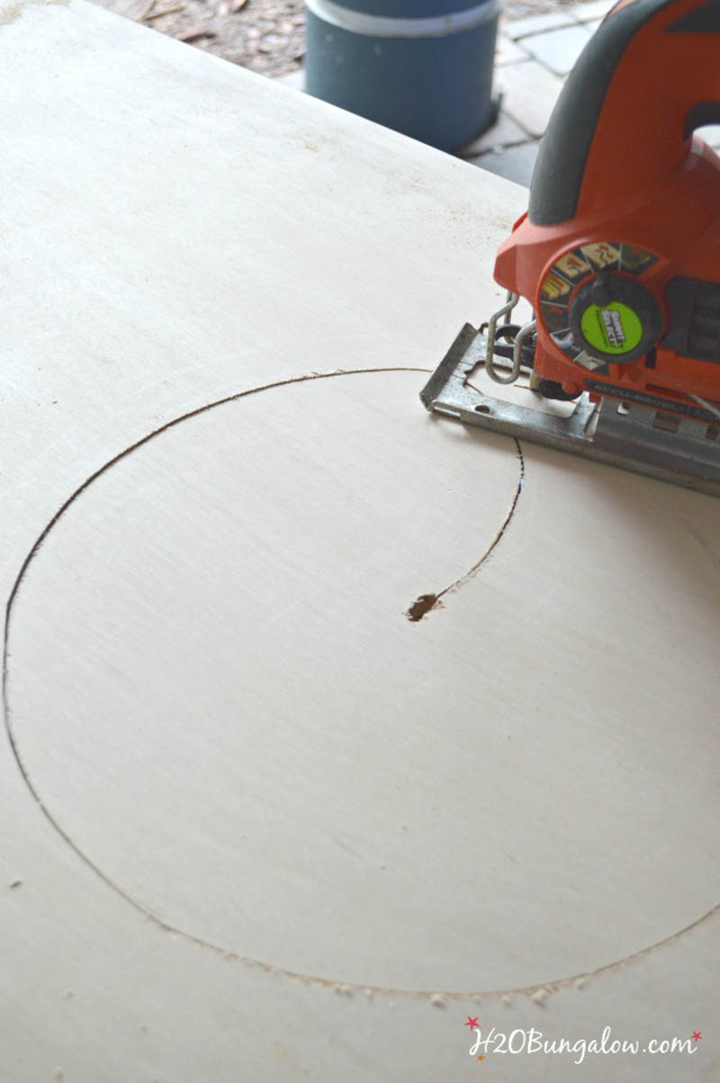 cutting circle in plywood with a jigsaw