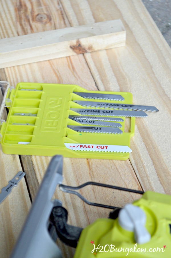 Jigsaw blades in yellow Ryobi case