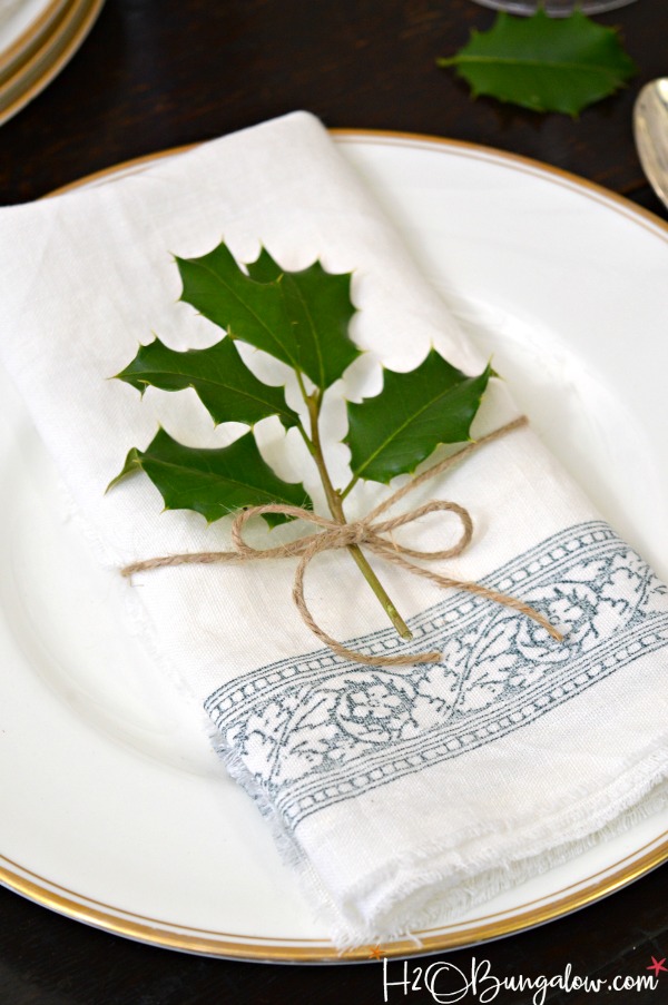 DIY stamped no sew linen napkins tutorial. Easy to make linen napkins are perfect for a casual table or elegant meal using IOD roller stamp and ink products. This is a super gift idea too! H2OBungalow 