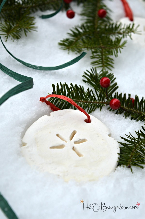 Tutorial for DIY Cornstarch dough Christmas ornaments and recipe. Easy to work with dough, sandable and not sticky, perfect for cookie cutters. 