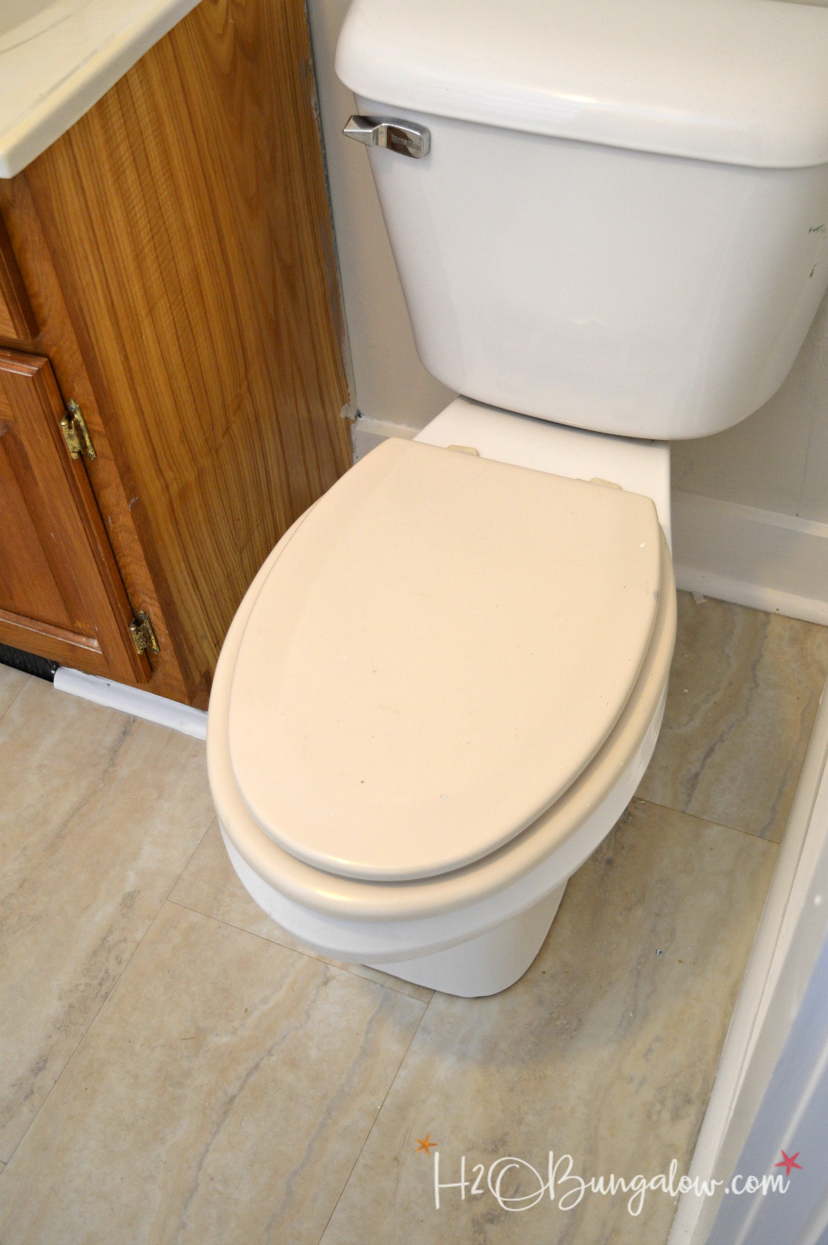 Step by step simple tutorial to install a slow close toilet seat to replace a worn or discolored toilet seat in less than 15 minutes. 