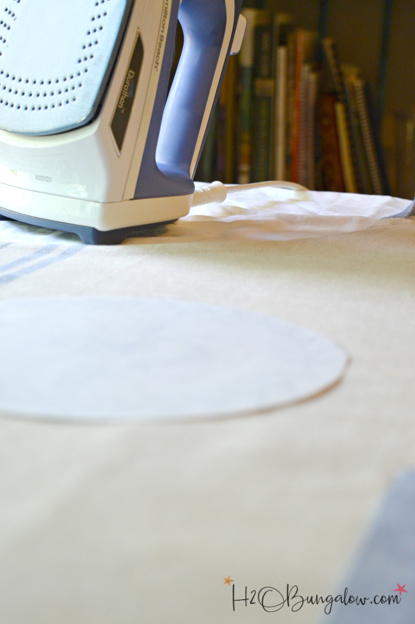 Tutorial to make a DIY bumble bee apron with free graphic you can use. Easy to make, just print on transfer paper, iron onto your favorite apron or fabric. Easy DIY tutorial! 