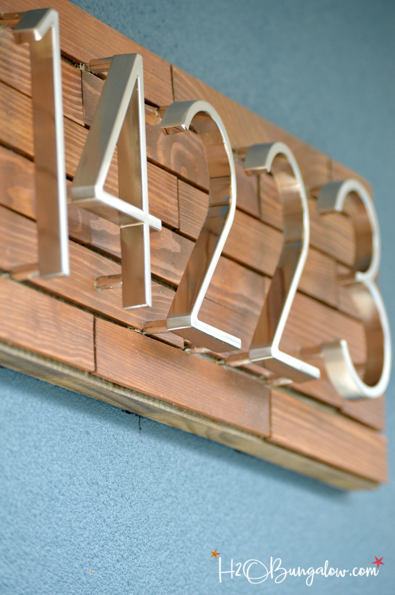 Add instant curb appeal. Easy modern DIY Horizontal Wood Slat Address Plaque Tutorial. Use only a jigsaw, glue and outdoor mounting tape. Drill optional to float letters. 