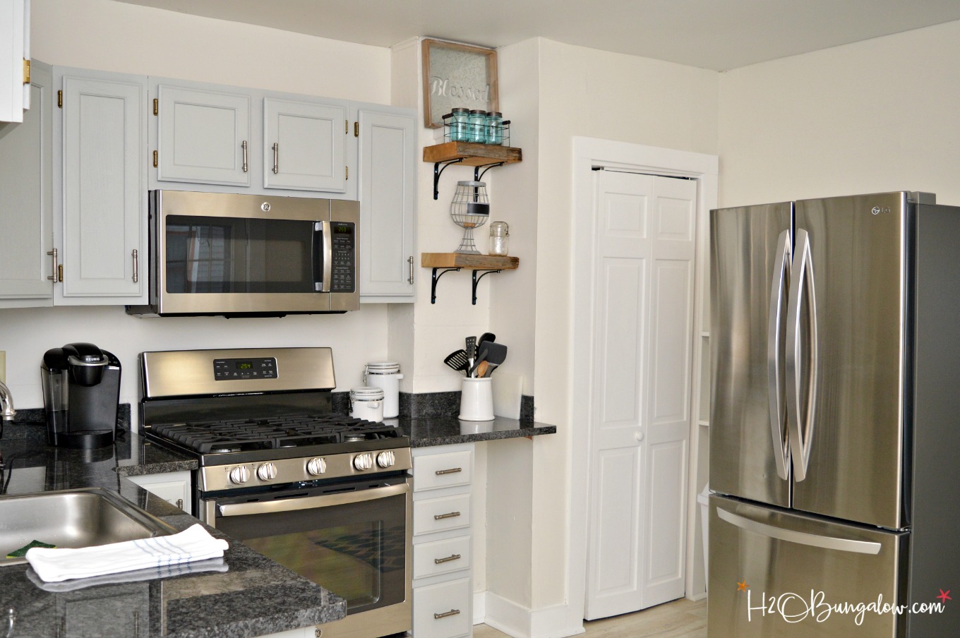 DIY reclaimed wood kitchen shelves made from wood scraps add character and texture to a modern farmhouse. Simple tips for an upscale DIY kitchen project 