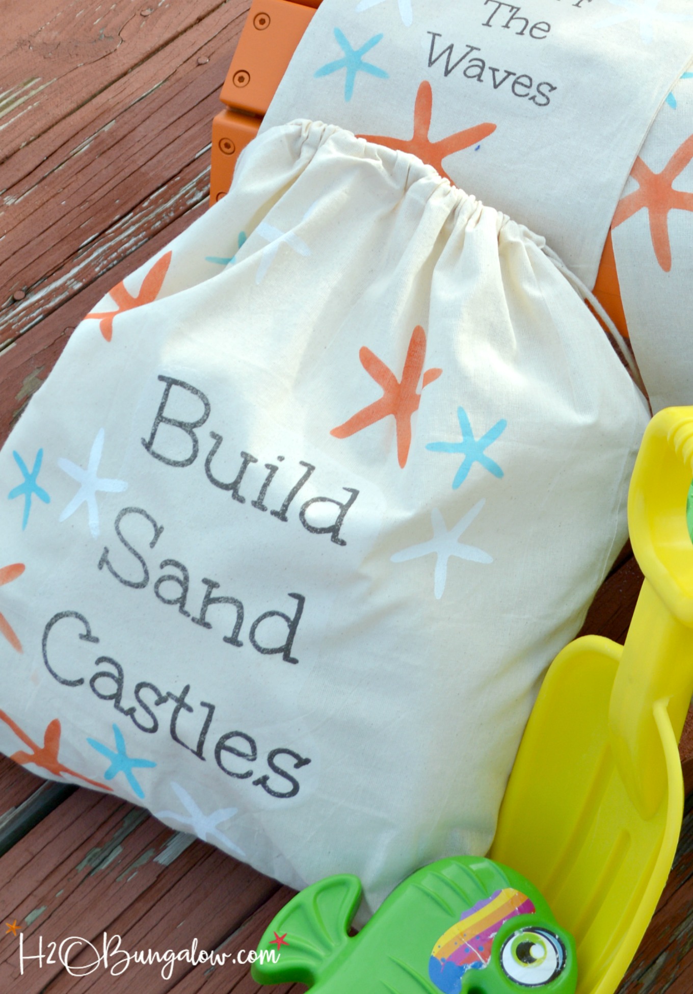 Stenciled DIY canvas starfish beach bags tutorial. Make a set of canvas totes with your printer and stencils to personalize your summer beach totes. Love this project? Find over 450 creative DIY projects for the home at H2OBungalow.com 