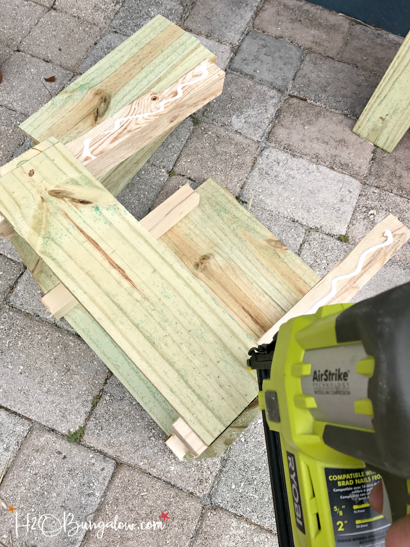 gesneden stukken hout getoond met houtlijm