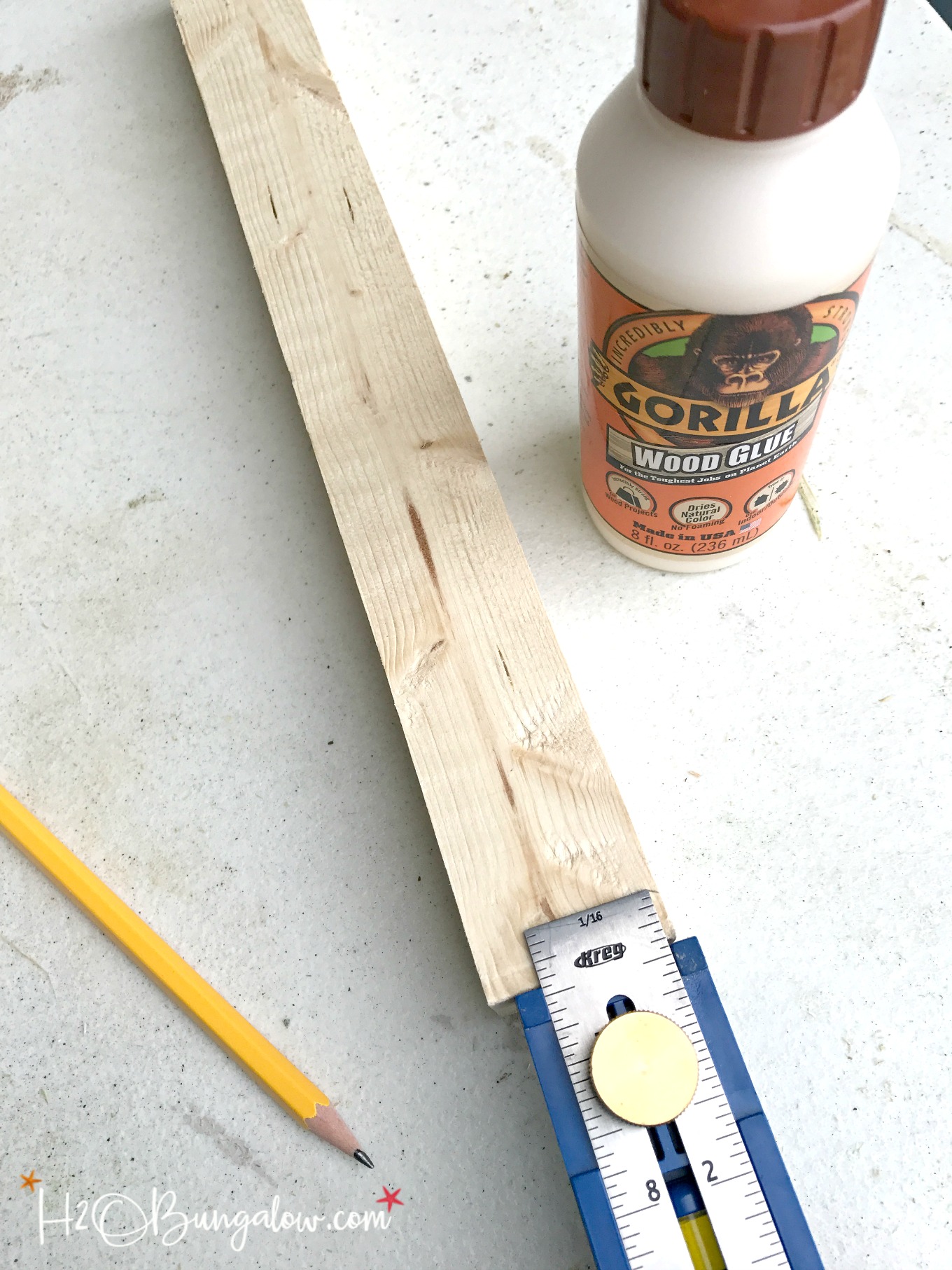 gorilla wood glue mostrato con matita e nastro di misurazione