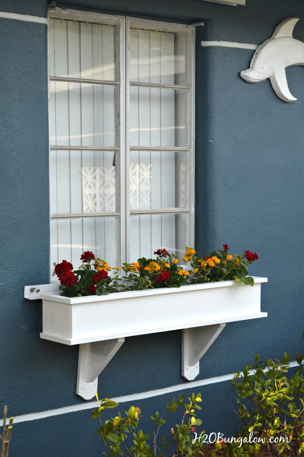 How to build a flower box planter tutorial for the new woodworker. Easy to follow building plans. Make this window box and get instant curb appeal.