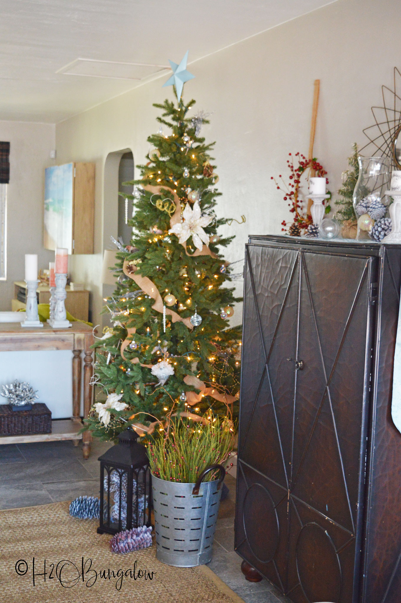 H2OBungalow Christmas home tour at the beach with several neutral holiday decor DIY projects and tutorials.