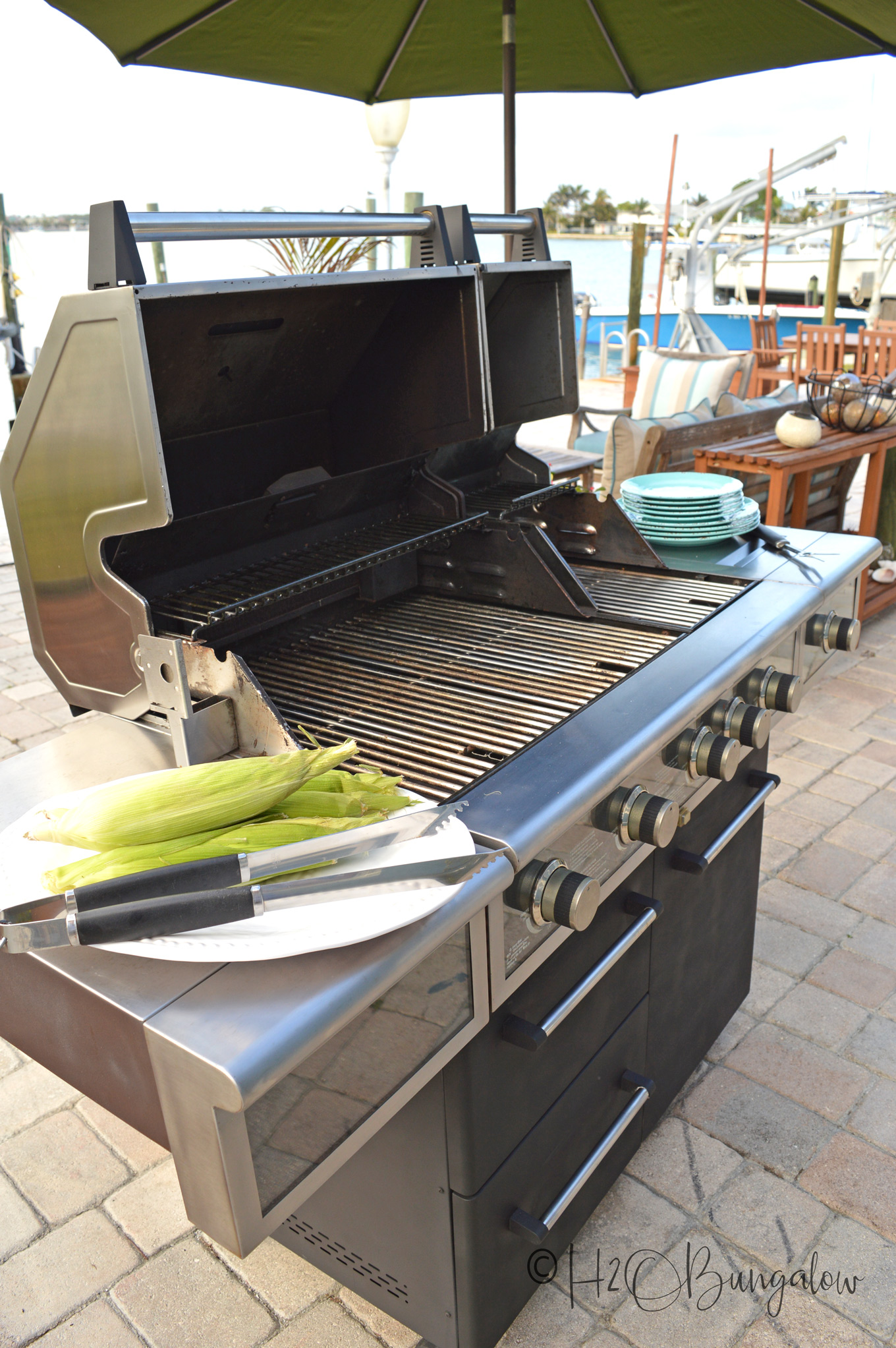 Tutorial on how to clean and makeover a barbecue grill with just a few products, a little elbow grease and some creativity. I turned my rusty old barbecue grill into a good looking almost new looking outdoor grill.  You can too. Works on all types of outdoor grills, natural gas, propane and charcoal.