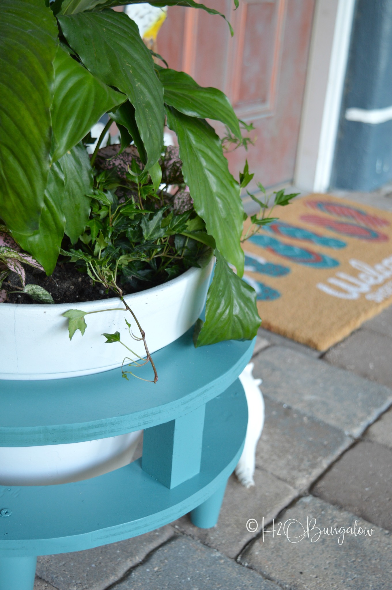 DIY mid century modern plant stand tutorial and video tutorial Make a tiered wood planter to hold your favorite plant in a modern plant stand. Beautiful outside painted in bright colors or color blocked or make the DIY plant stand in natural wood for a modern indoor planter stand. 