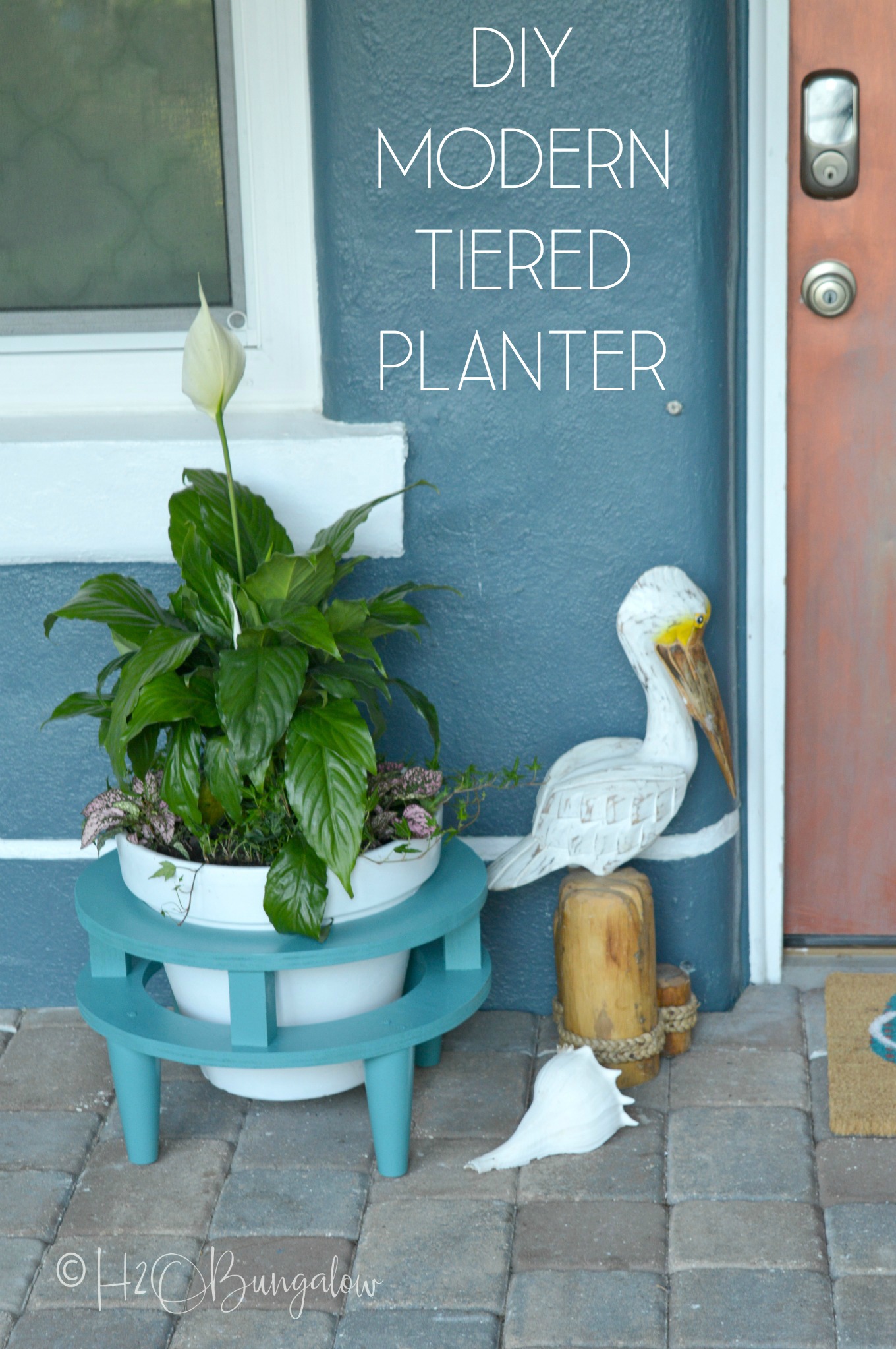 DIY mid century modern plant stand tutorial and video tutorial Make a tiered wood planter to hold your favorite plant in a modern plant stand. Beautiful outside painted in bright colors or color blocked or make the DIY plant stand in natural wood for a modern indoor planter stand. 