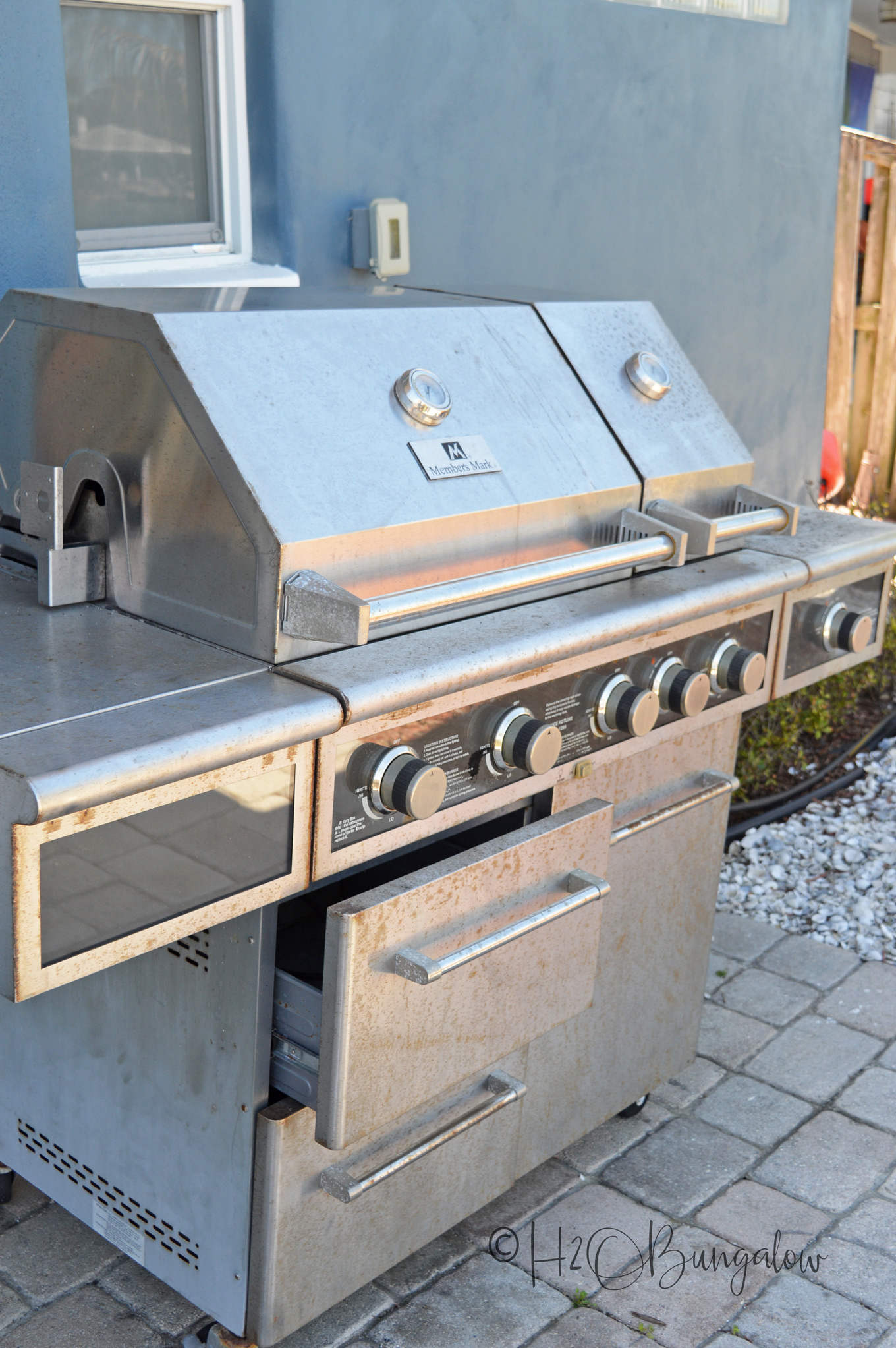 https://h2obungalow.com/wp-content/uploads/2018/04/how-to-clean-outdoor-grill-H2OBungalow.jpg