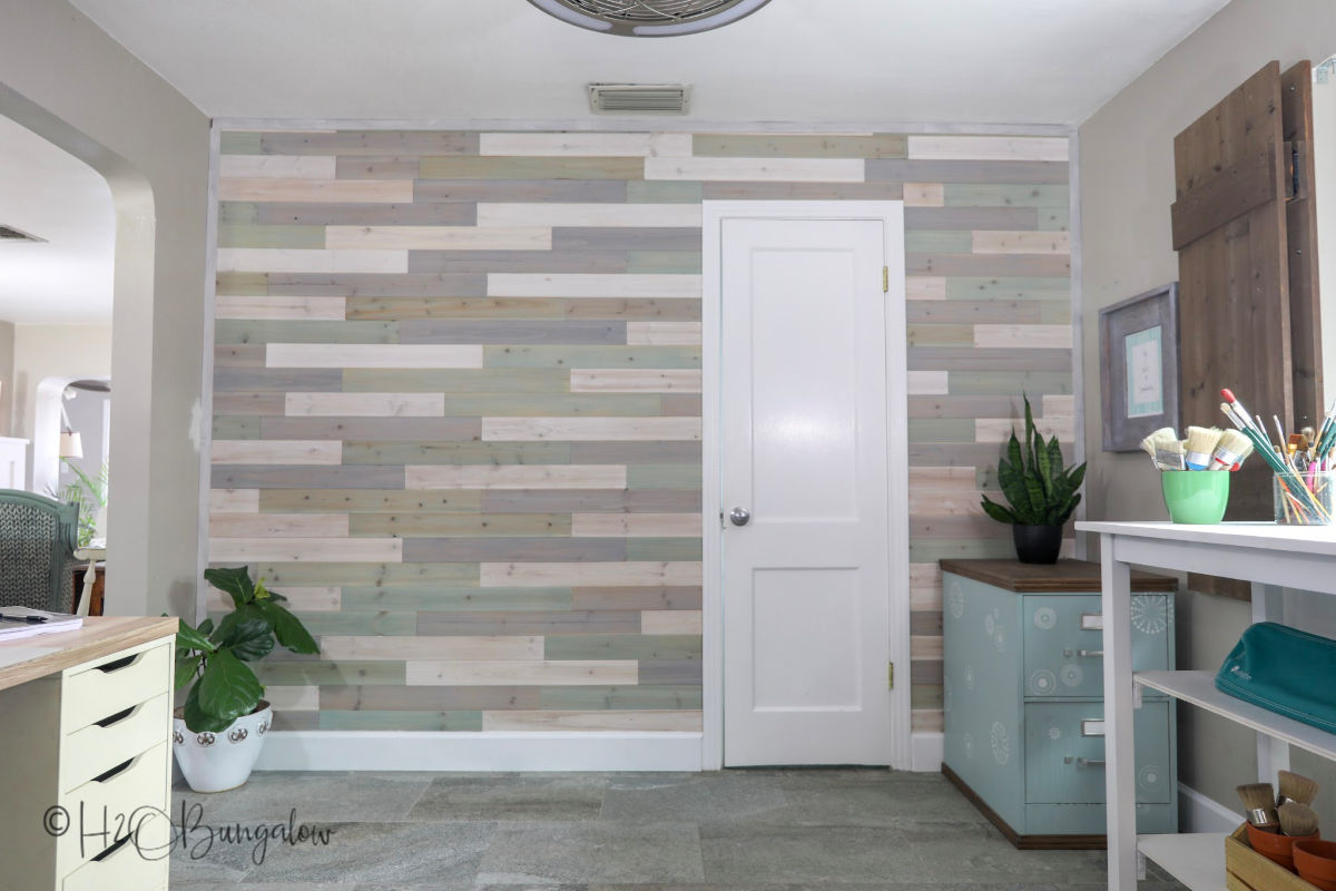 Make this DIY multi colored wood plank wall in weekend with this tuorial and video!