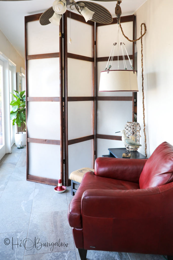 modern folding screen in livinig room 